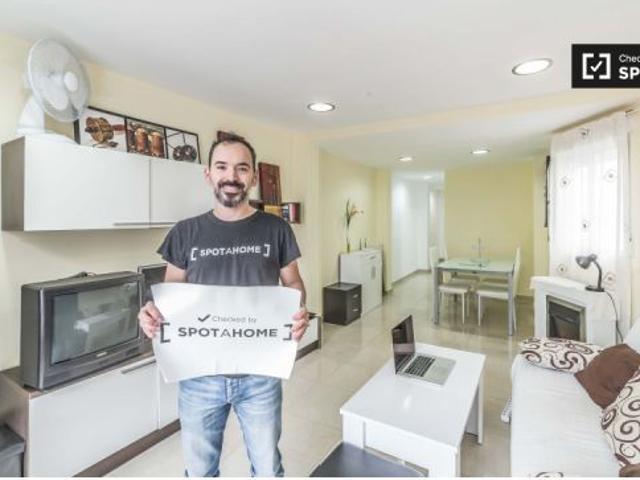 Habitación acogedora con llave independiente en un apartamento de 3 dormitorios, Poblats Marítims