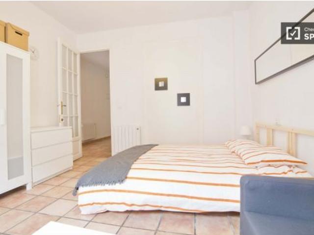 Habitación acogedora con patio interior con vistas a la ventana en el apartamento de 5 dormitorios