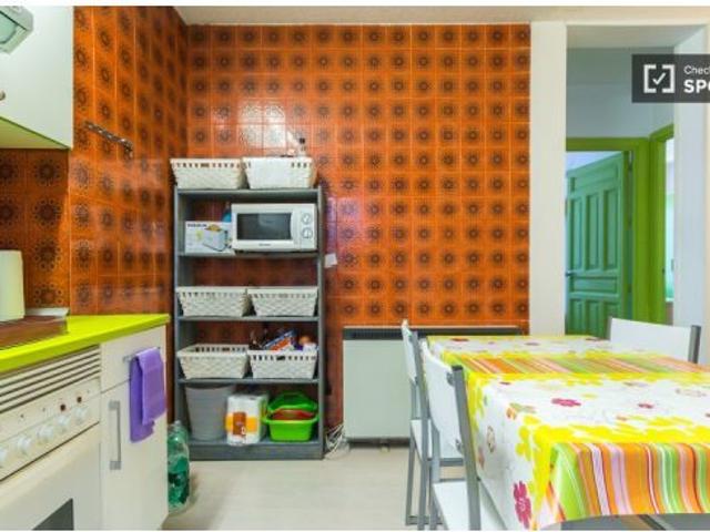 Habitación acogedora con ventana en el departamento compartido, Atocha y Delicias