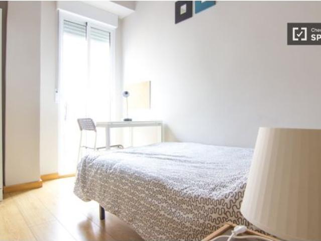 Habitación acogedora en un apartamento de 7 dormitorios con vista a la ventana, Eixample
