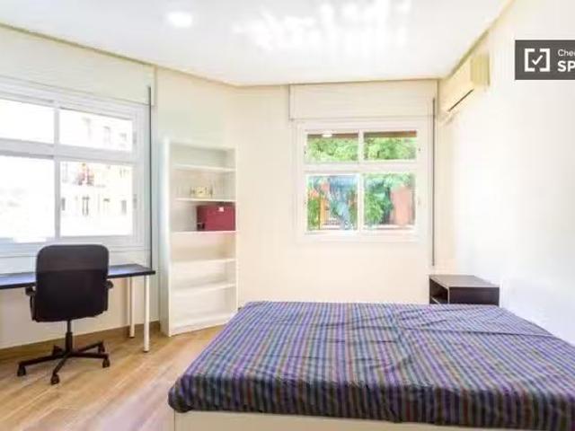 Habitación acogedora en piso compartido en Moncloa, Madrid