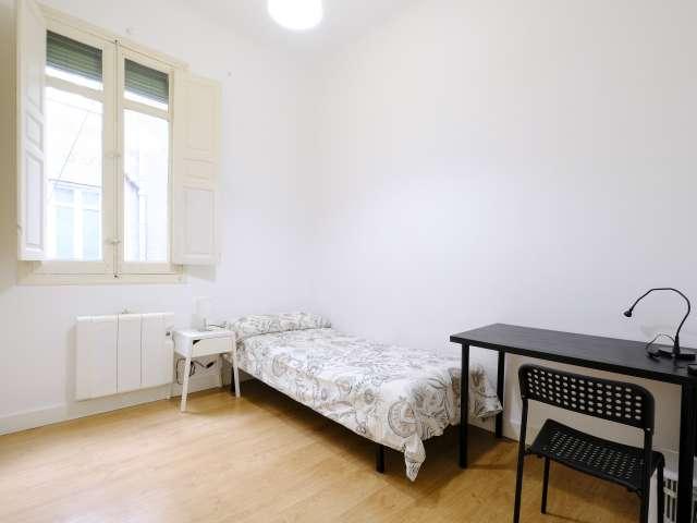 Habitación acogedora en piso compartido en Puerta del Sol, Madrid