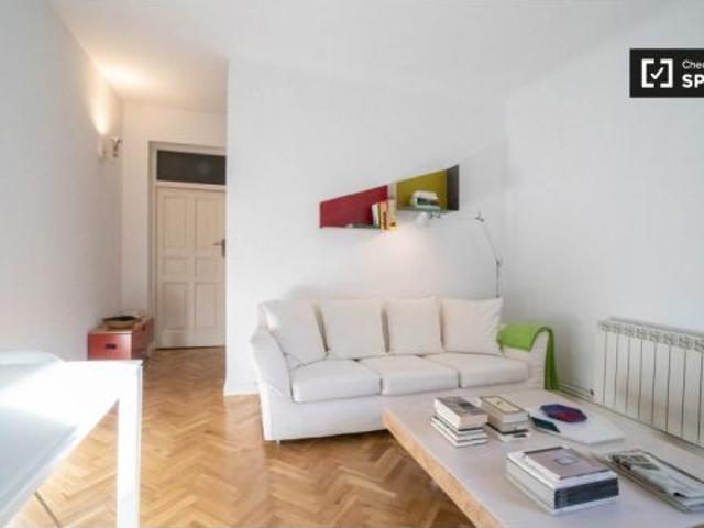 Habitación acogedora para mujeres en apartamento de 2 dormitorios en Malasaña