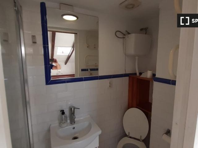 Habitación amoblada en departamento de 3 habitaciones con baño privado