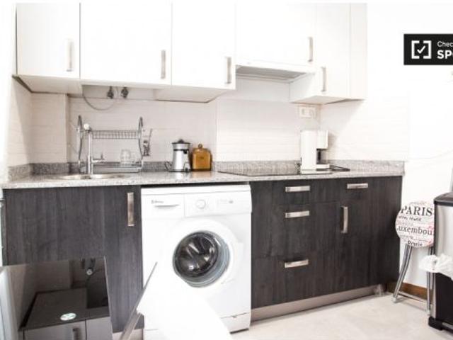 Habitación amueblada con cómoda en el apartamento de 3 dormitorios, Indautxu