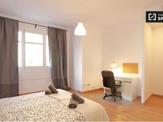 Habitación amueblada con cómoda en un apartamento de 3 dormitorios, Poblenou