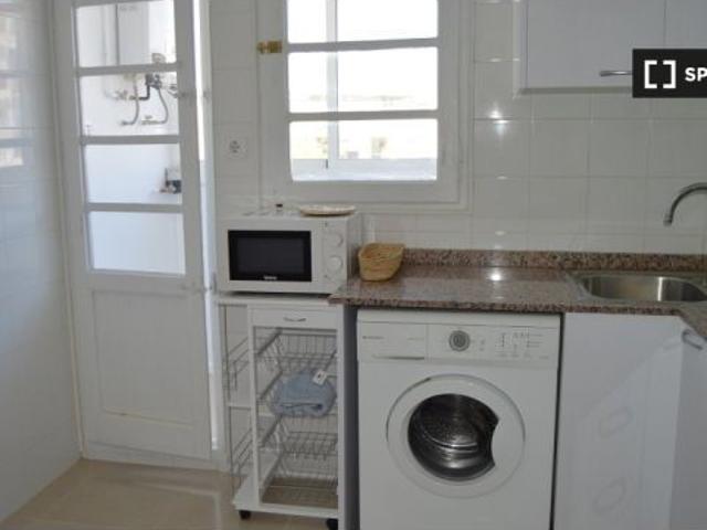 Habitación amueblada con cajonera en piso de 4 habitaciones, Extramurs Mujeres