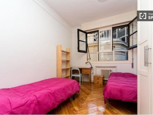 Habitación amueblada con calefacción en apartamento de 9 dormitorios, Malasaña