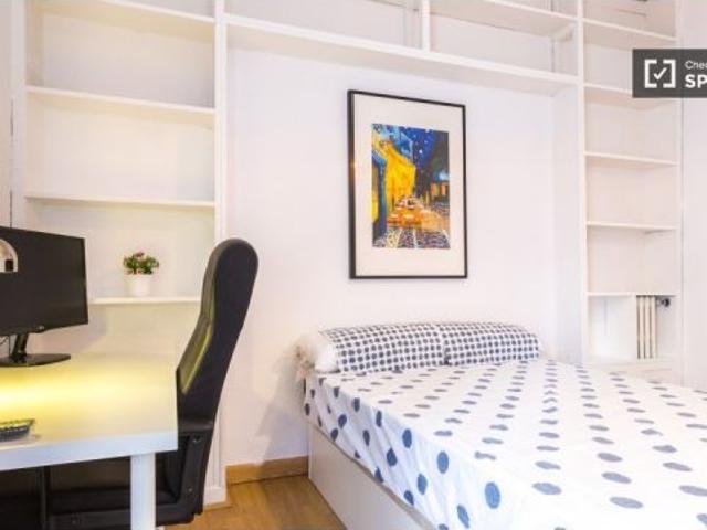 Habitación amueblada con amplio espacio de almacenamiento en un apartamento de 6 dormitorios, Salama
