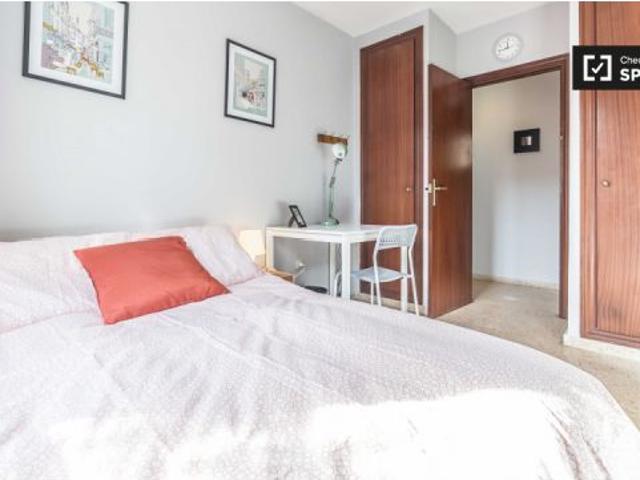 Habitación amueblada con amplio trastero en piso de 5 habitaciones, Ciutat Vella