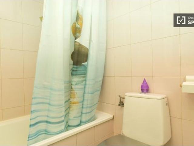 Habitación amueblada con armario empotrado en piso compartido, Chamartín