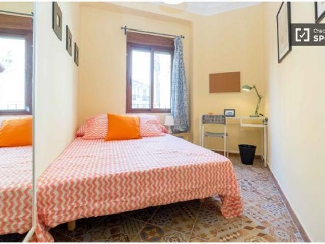 Habitación amueblada con balcón en apartamento de 5 dormitorios, Eixample