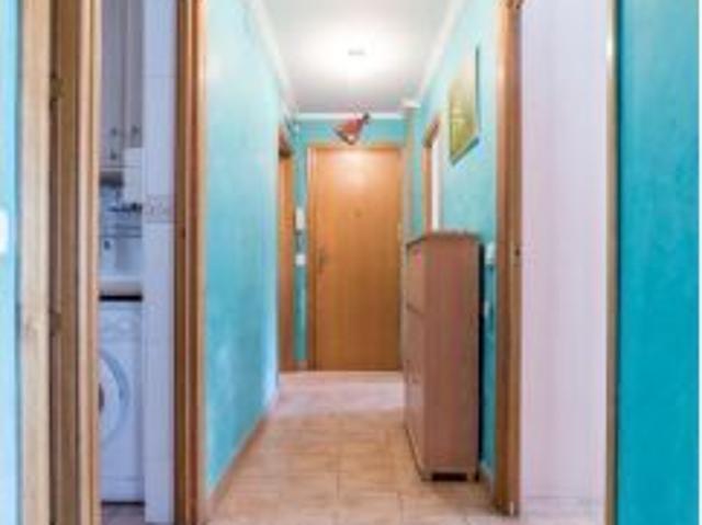Habitación amueblada con estantería en un apartamento de 4 dormitorios, L' Olivereta