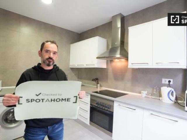 Habitación amueblada con estanterías en piso compartido, Ciutat Vella
