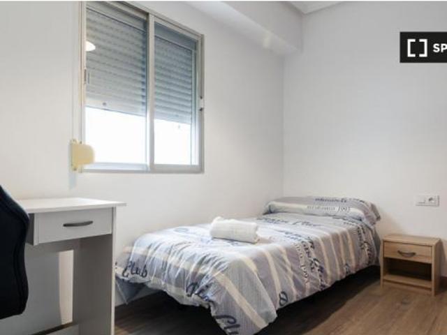 Habitación amueblada con escritorio en un apartamento de 4 dormitorios, Benimaclet