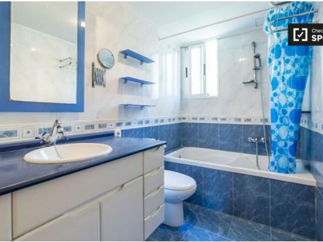 Habitación amueblada con escritorio en un apartamento de 4 dormitorios, L' Olivereta