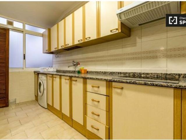 Habitación amueblada con escritorio en un apartamento de 8 dormitorios, La Saïdia