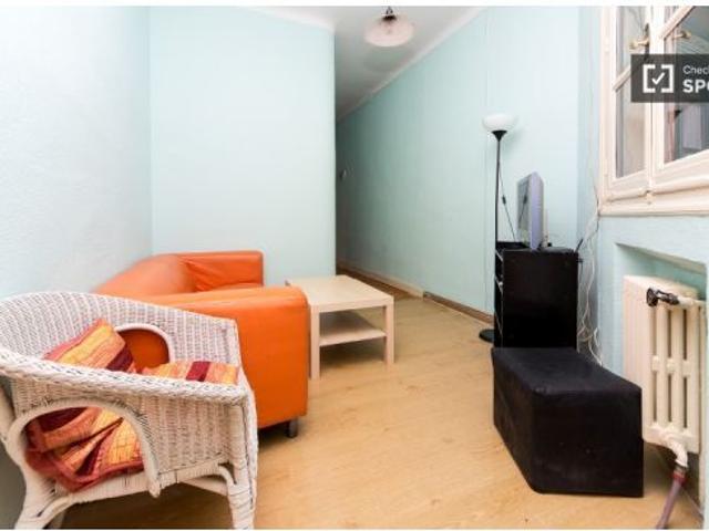 Habitación amueblada con escritorio en un apartamento de 9 habitaciones, Malasaña