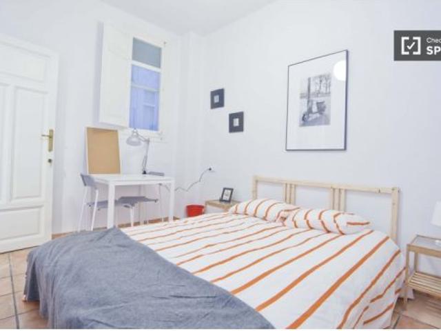 Habitación amueblada con escritorio en apartamento de 5 habitaciones, Quatre Carreres