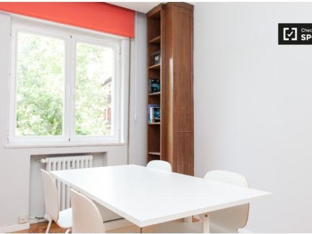 Habitación amueblada con llave independiente en apartamento de 7 dormitorios, Malasaña