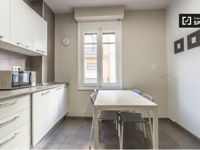 Habitación amueblada con llave independiente en el apartamento compartido, Ciutat Vella