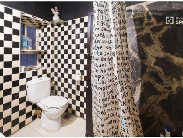 Habitación amueblada con llave independiente en el apartamento compartido Puerta del Ángel, Madrid
