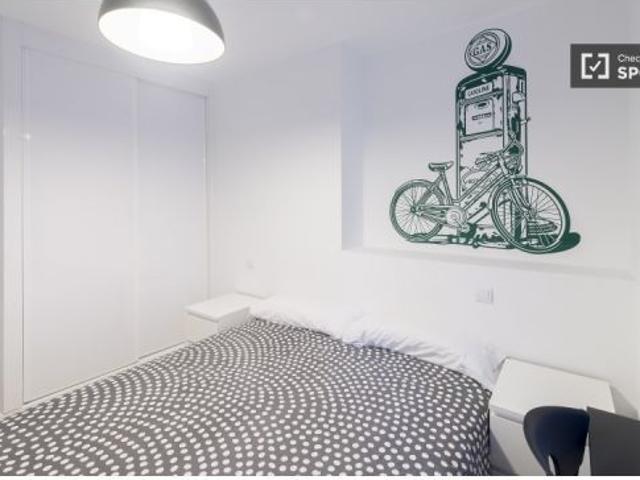 Habitación amueblada con televisión en piso compartido, Puerta del Sol