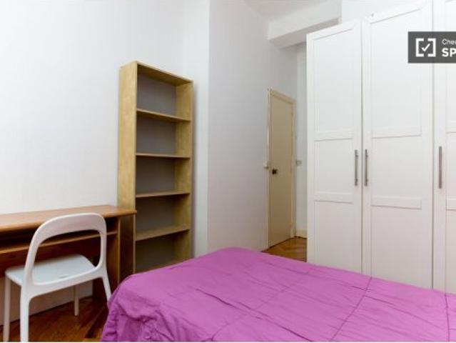 Habitación amueblada con vista a la ventana patio interior en piso compartido, Puerta del Sol