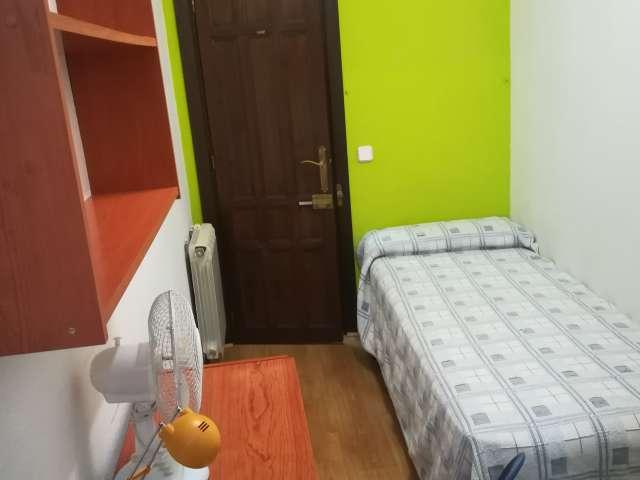 Habitación amueblada en 1 apartamento en Puerta del Sol, Madrid