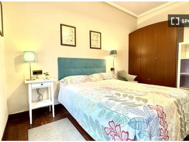 Habitación amueblada en un apartamento de 4 dormitorios, Abando