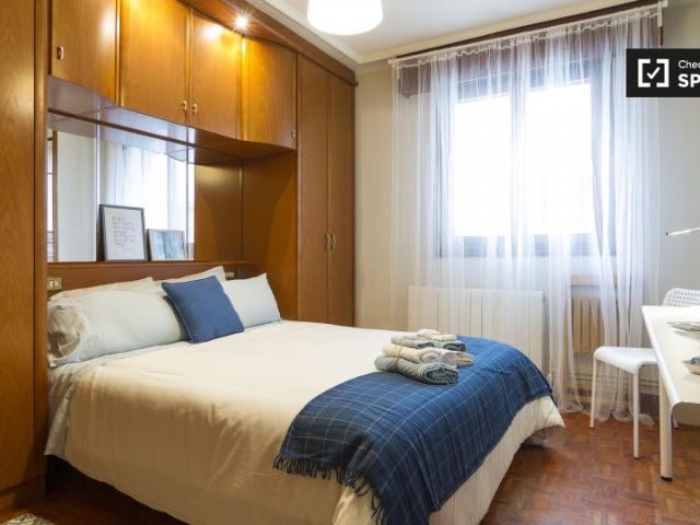 Habitación amueblada en un apartamento de 4 dormitorios en Ibaiondo, Bilbao