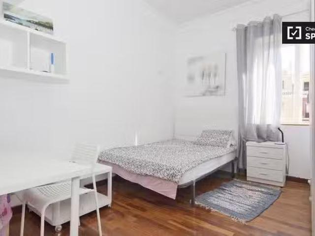 Habitación amueblada en un apartamento de 4 dormitorios en Ret.