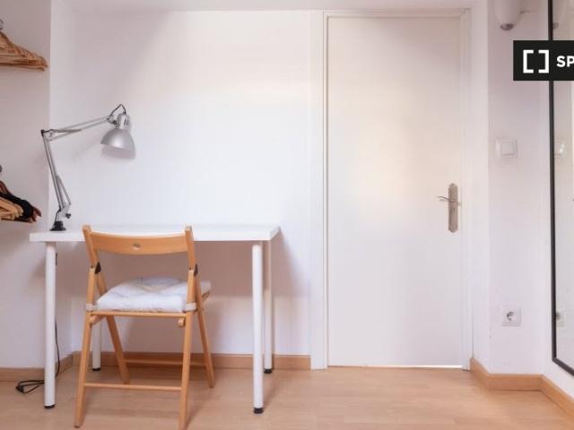 Habitación amueblada en un apartamento de 4 dormitorios en Sol, Madrid