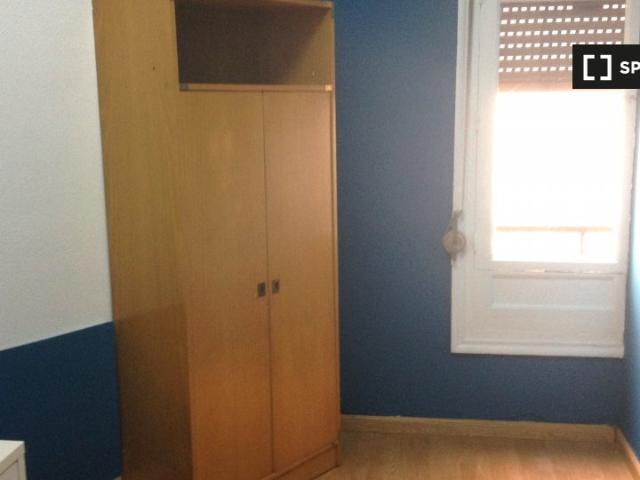 Habitación amueblada en un apartamento de 6 dormitorios en Malasaña, Madrid