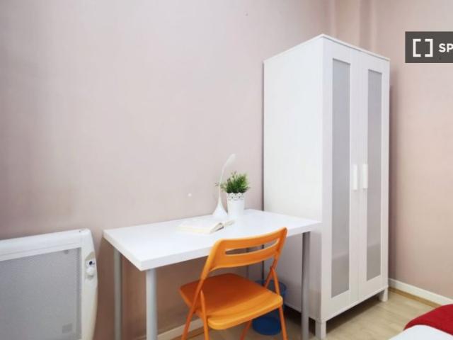 Habitación amueblada en un apartamento de 8 dormitorios en Moncloa, Madrid