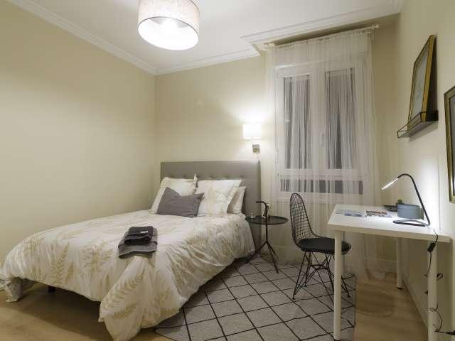 Habitación amueblada en un apartamento de 8 dormitorios en Abando, Bilbao