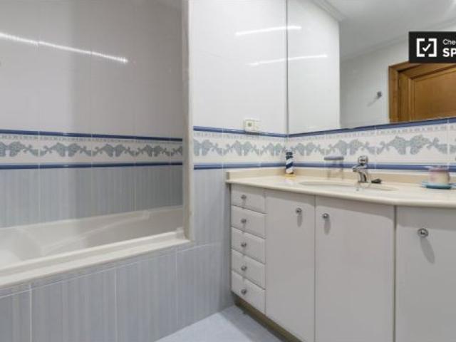 Habitación amueblada en un apartamento de 8 dormitorios en El Pla del Real
