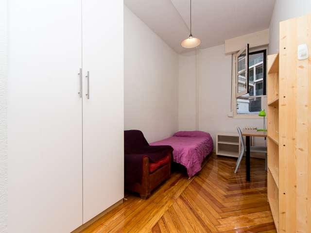 Habitación amueblada en un apartamento de 9 dormitorios en Malasaña, Madrid