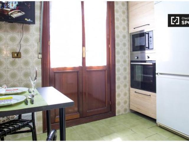 Habitación amueblada en un apartamento de 3 dormitorios en Rekalde