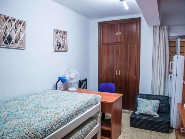 Habitación amueblada en un apartamento de 3 dormitorios, L'Olivereta, Valencia