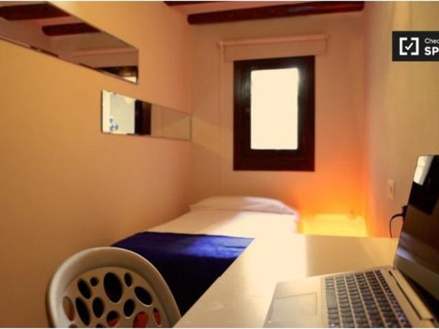 Habitación amueblada en apartamento de 4 dormitorios, El Raval