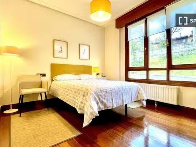 Habitación amueblada en apartamento de 4 dormitorios en Abando.