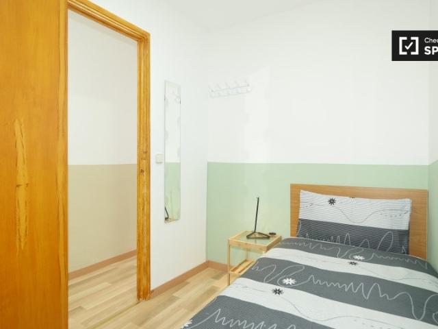 Habitación amueblada en apartamento de 4 dormitorios en El Raval, Barcelona