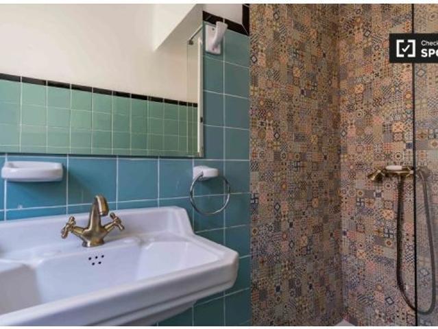 Habitación amueblada en apartamento de 5 dormitorios en Ciutat Vella