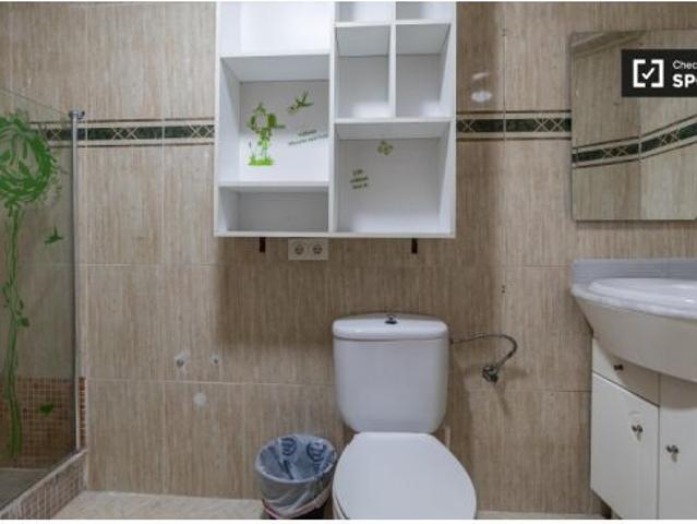 Habitación amueblada en apartamento de 5 dormitorios en Quatre Carreres