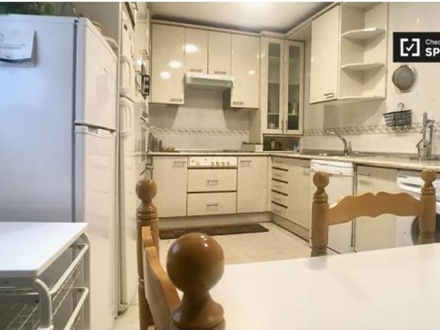 Habitación amueblada en apartamento de 6 dormitorios en Malasaña