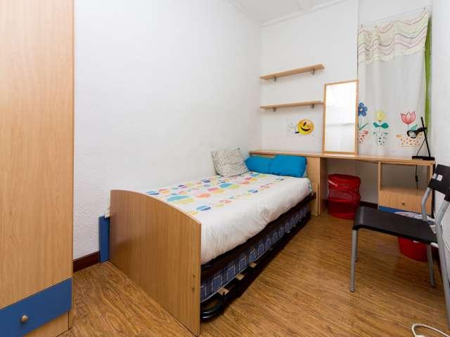 Habitación amueblada en apartamento de 6 dormitorios en Latina, Madrid