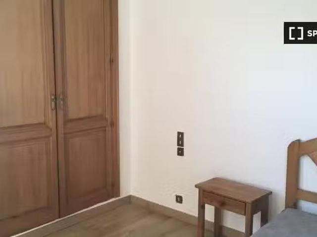 Habitación amueblada en apartamento de 7 dormitorios en Valver.