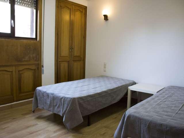 Habitación amueblada en apartamento de 7 dormitorios en Valverde, Madrid