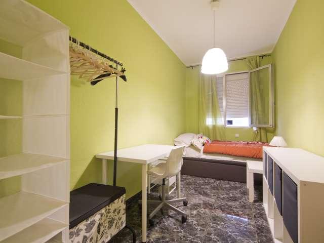 Habitación amueblada en apartamento de 3 dormitorios en Ventas, Madrid